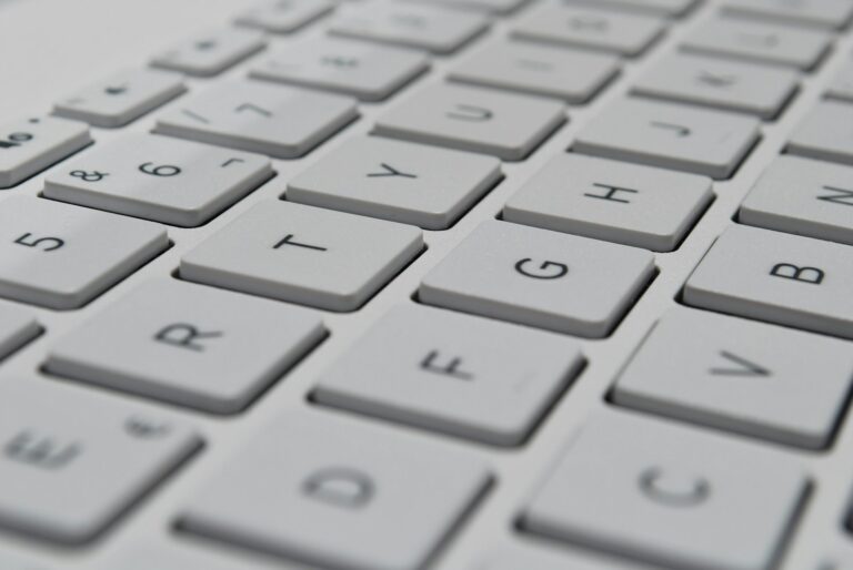 clavier d'ordinateur blanc