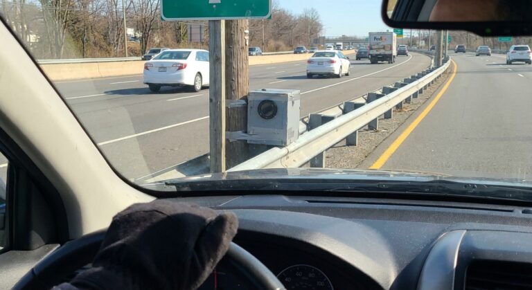 découvrez comment l'arnaque des faux radars sur waze piège les automobilistes et apprenez à vous en protéger pour éviter les mauvaises surprises sur la route.