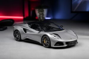 découvrez le virage stratégique de lotus avec l'arrivée du v8 hybride, tandis que la version électrique se fait attendre. innovation et performances au rendez-vous !