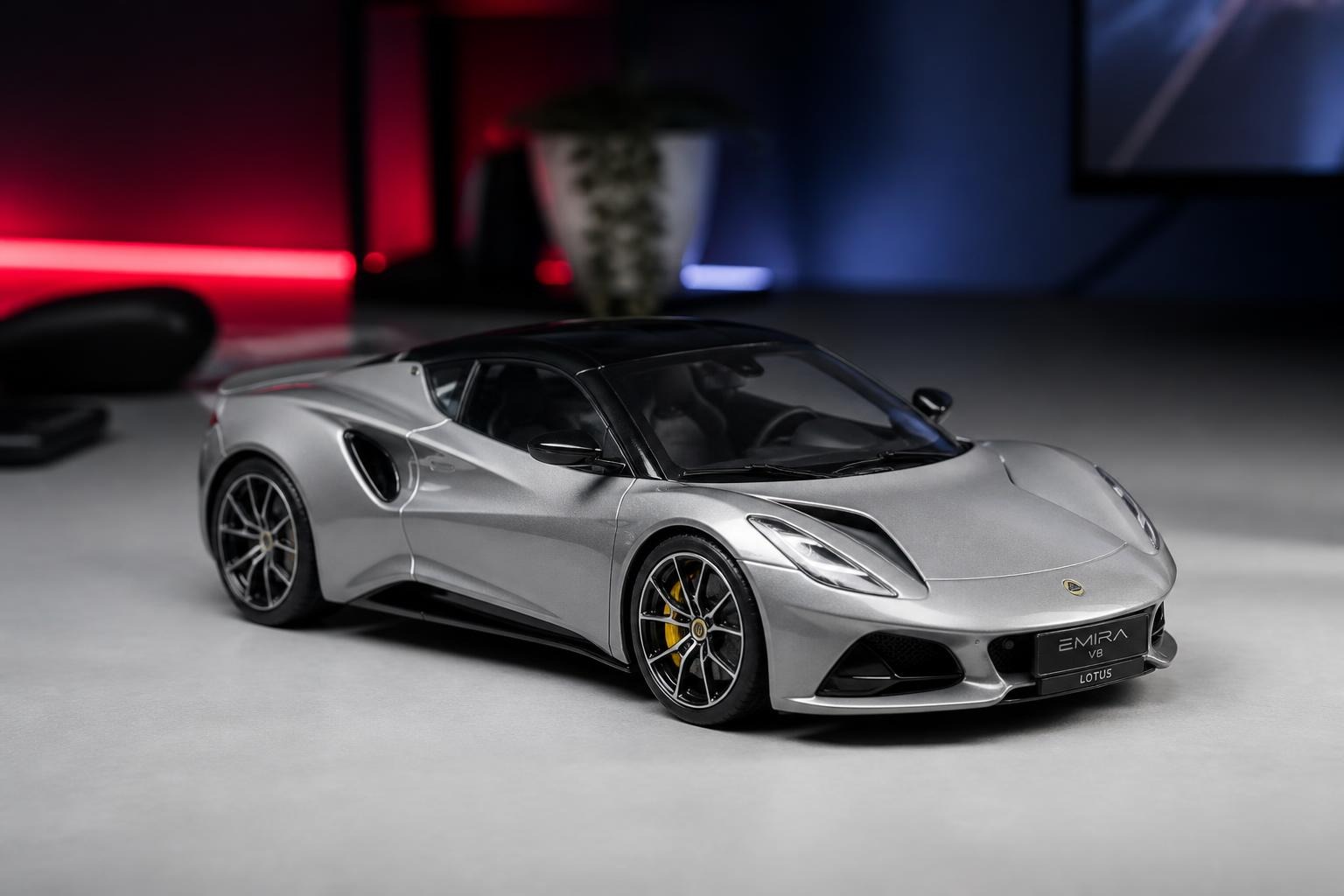 Lotus opte pour le changement : le V8 hybride arrive, l’électrique patiente !