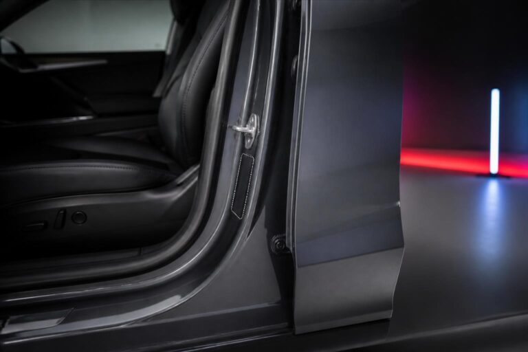 tesla procède au rappel de milliers de model y en raison d'une étiquette manquante, garantissant ainsi la sécurité et la conformité de ses véhicules.